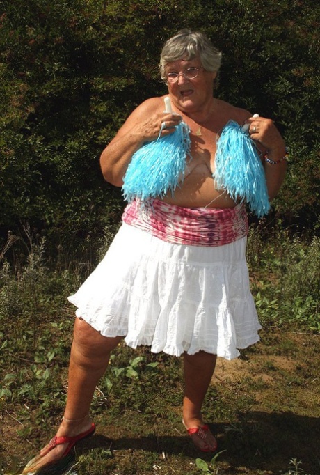 Толстая британская бабушка Либби раздевается до сандалий на улице