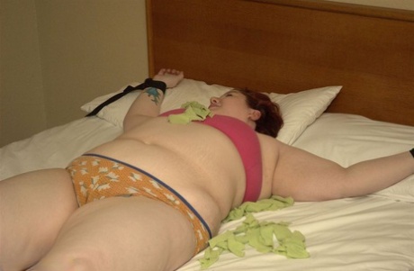 We are shown how amateurish BBW Inkedoracle is, with her clothes clipped onto the bed and everything goes missing.