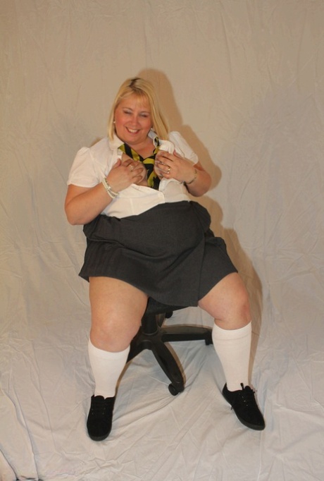 Lexie Cummings, an obese blonde woman, is caught on camera masturbating.