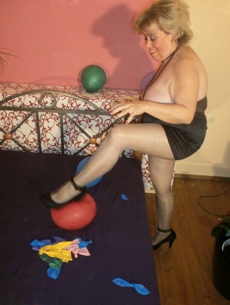 Blied over her thigh with pantyhose, old woman Caro sees balloon flying around on her bed.
