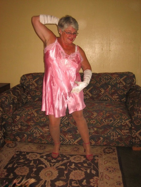 An amateur granny girdle Goddess releases her breasts and pussy from the lingerie.