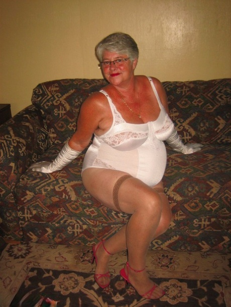 Amateur granny Girdle Goddess releases her breasts and pussy from lingerie.