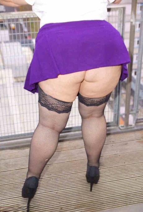 Пожилая британская толстушка Лекси Каммингс выставляет свою толстую задницу и пизду на балконе