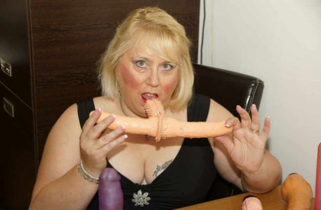 Lexie Cummings, a UK blonde, displays her weight and vaginal pleasure through her sex toy collection.