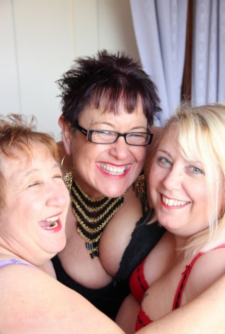 Mature BBW Kinky Carol Has A Lesbian Threesome With A Couple Of Girlfriends