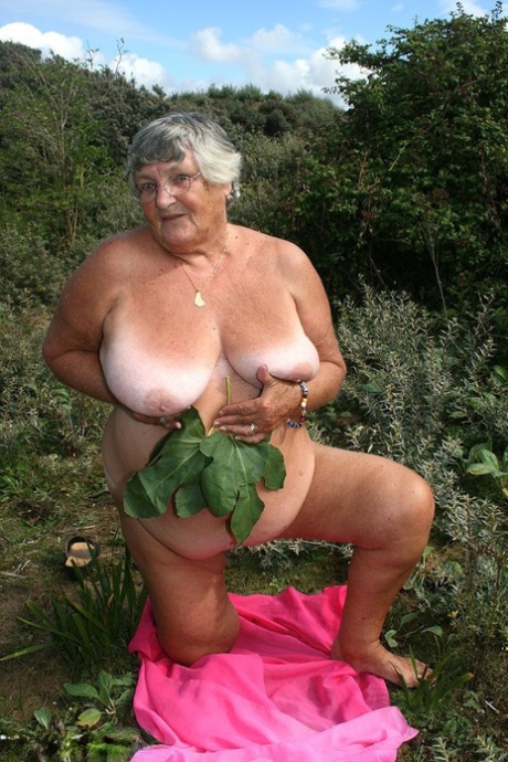 Grandma Libby, an overweight woman from Britain who is covered in dirt and unclothed, takes on a towel to cover her body.
