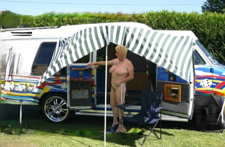 Exhibiting her big tits and pussy, Mary Bitch, who is now mature blonde, leaves the B class camper van.