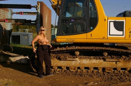 In her naked face, blonde amateur Nude Chrissy dons revealing shades of gray while carrying heavy equipment.