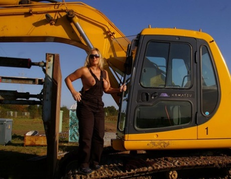 Wearing no clothes and revealing her weight, blonde amateur Nude Chrissy expose herself beneath heavy equipment.