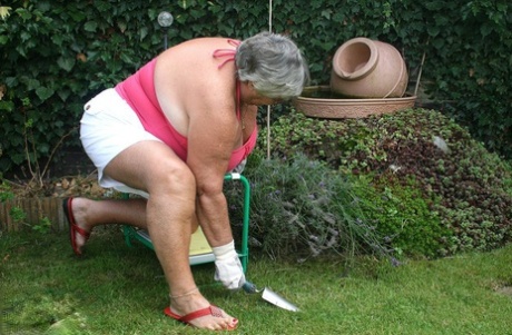 Faint grandmother Libby shows off her large ass before kissing her penis in the yard.