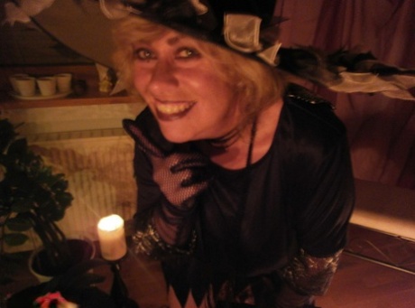 A Halloween event featured the adult witch Caro, who used a large dildo to put on her juicy companion.