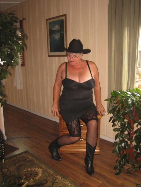 Wearing a cowgirl hat and boots, Fat Omako Girdle Goddess is seen stripping naked.