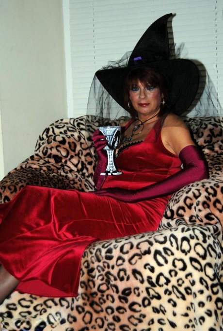 Сексуальная зрелая рыжая Даймонти участвует в языческом ритуале в костюме косплея