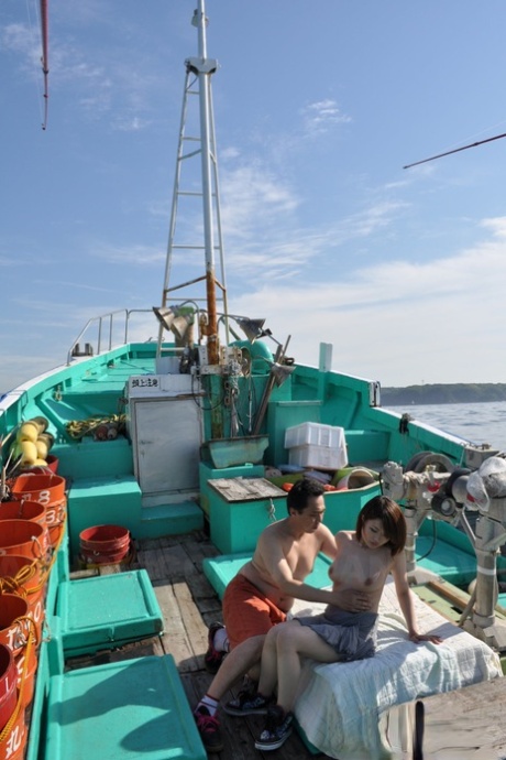 The Japanese couple Miki Uemura and Hinatus Serinaga are caught in shitstorms on a fishing vessel.