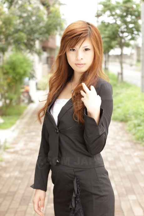 Сногсшибательная азиатка Рина Кикукава соблазнительно позирует полностью одетой на улице