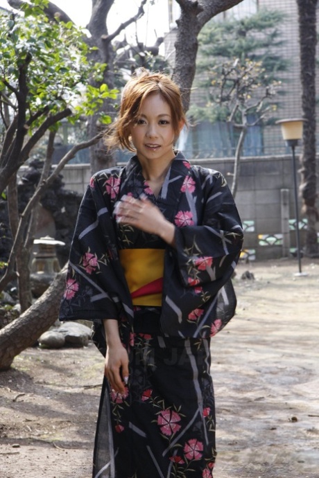 In a kimono, Shuri Maihama, the Japanese model, removes her upskirt panties.