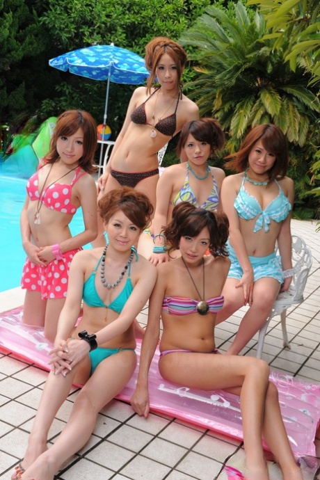 Сладкие японские подружки в сексуальных купальниках выставляют напоказ свою красоту у бассейна