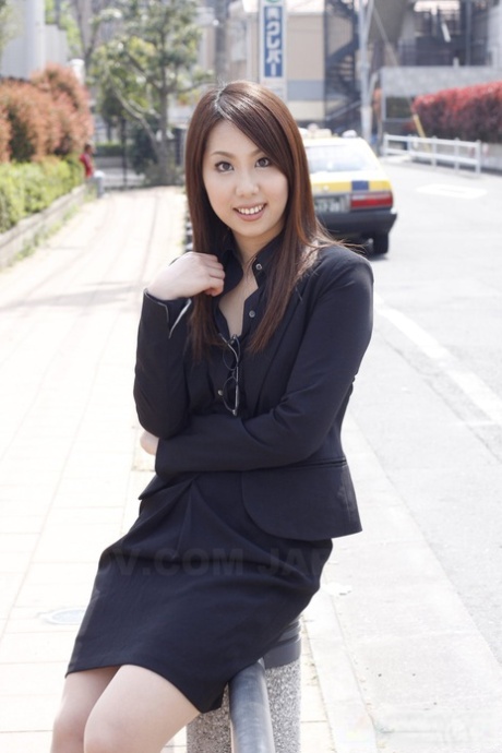 During her business outfits, Japanese model Hikaru Matsu wears glasses and switches them between them.