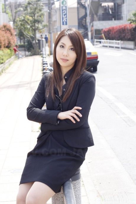 Hikaru Matsu, a Japanese model in business attire, wears glasses intermittently.