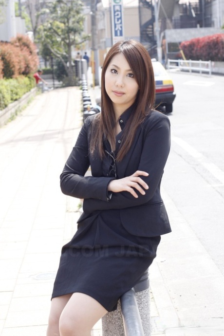 In the midst of business attire, Hikaru Matsu from Japan wears glasses that are switched on and off as she dresses up.