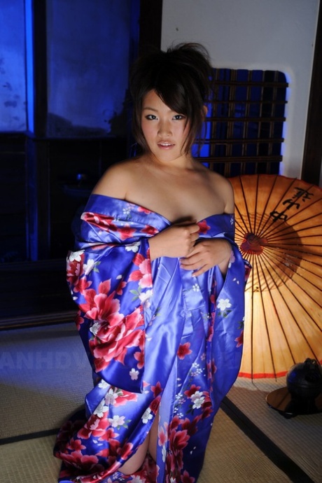 Nene Nagasawa, despite being a Japanese female, wears the traditional Kimono robe on her shoulders.