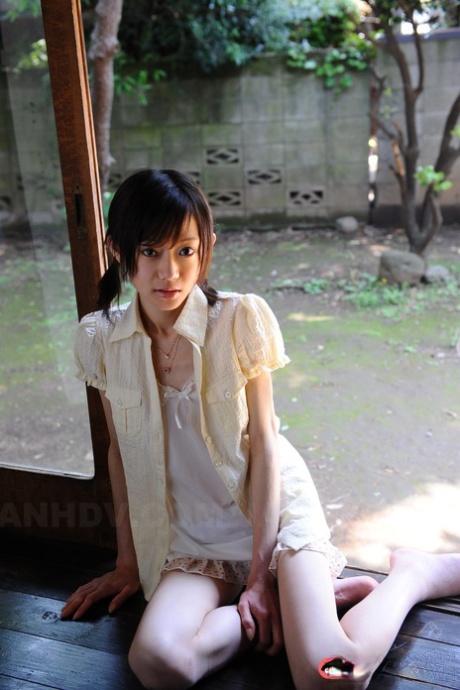 Крошечная японка Аоба Ито позирует обнаженной в атласном нижнем белье