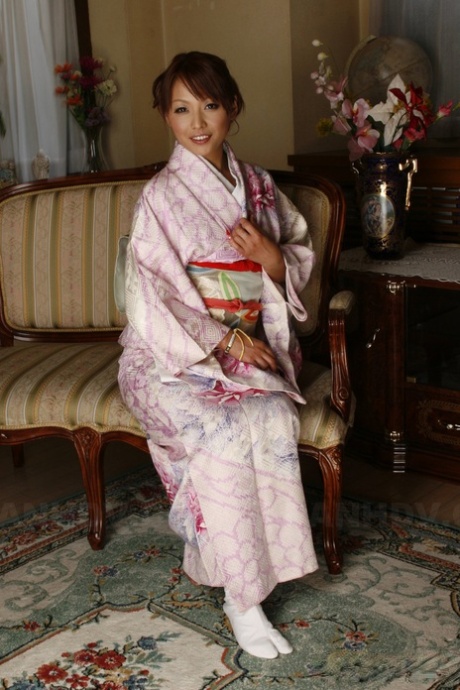 Pretty Japanese teen Kaede Moritaka hikes up traditional garb to show her bush