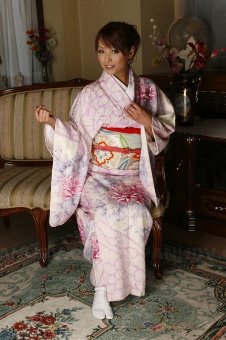 Adorable Japanese girl: Kaede Moritaka hoops up in traditional garb for a glimpse of her bush.