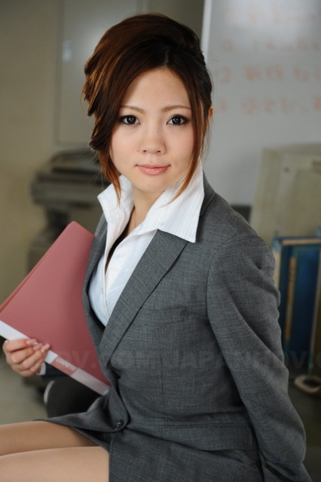 Beautiful Japanese Businesswoman Iroha Kawashima Exposes Her Brassiere At Work