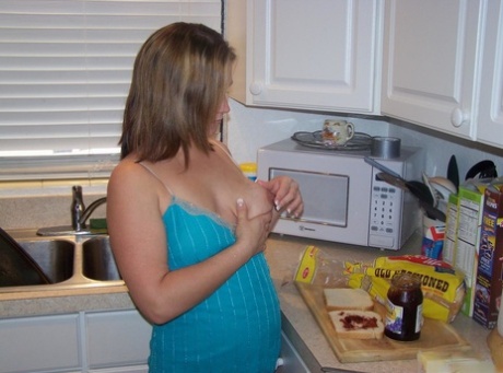 After making a jelly sandwich, Toni Fay, an amateur girl, socks off her nude.