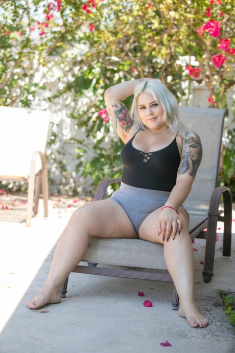 In the face of tattooed bodies, blonde BBW Blondie Franklin exposes her full lower body as she undresses.