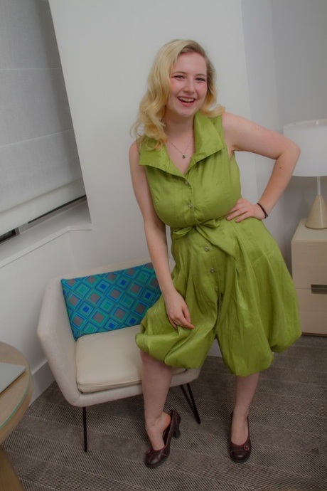 Блондинка-любительница Мим Тернер выпускает свои большие натуральные сиськи, снимая платье