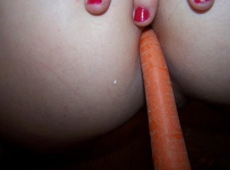 The act of Toni Fay, an untrained woman who likes to eat, enjoys placing her hands on vegetables on a table.