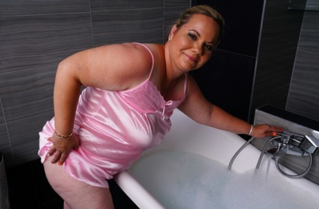Старушка Саммер дилдоит свою вагину после купания в ванне