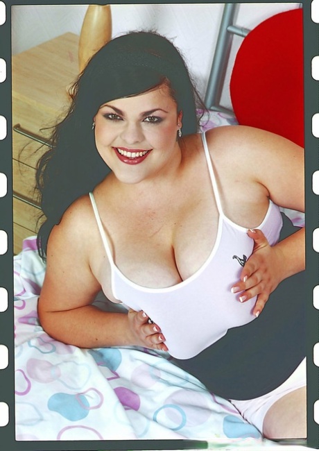 Prior to playing with her pussy, the brunette plumper' tummy exposes her massive breasts.