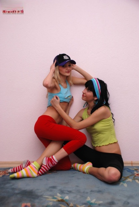Молодые лесбиянки трахают друг друга, раздеваясь до носков