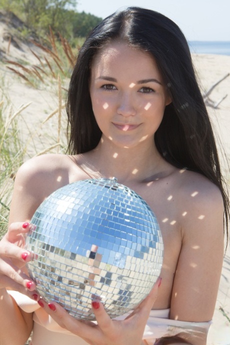 While participating in a disco ball, Brunette Olivia used to hold her hair while on the beach and fingers her bald partner.