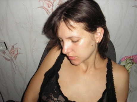 While talking to a seductive young woman, she turns on herself and chooses solitude.
