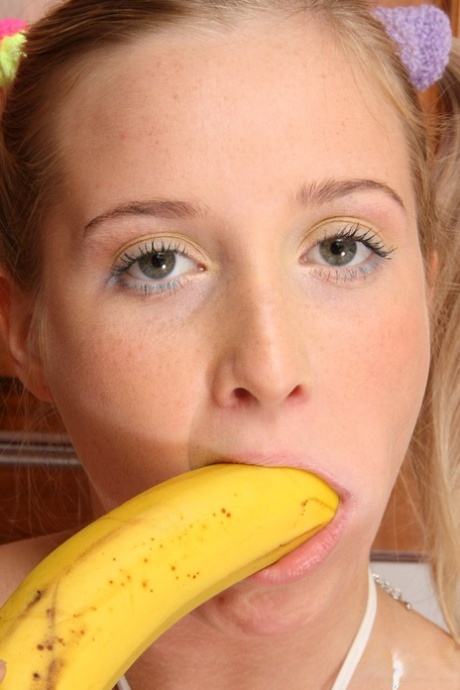 Молодая и грудастая блондинка ублажает свою киску фруктами и овощами