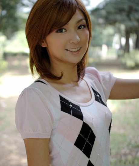 Молодая японка с рыжими волосами показывает нижнее белье под юбкой