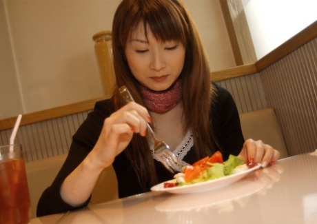A Japanese girl who is amiable gets naked after dining at a restaurant.