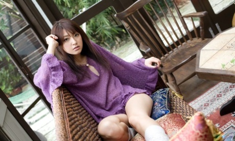 Misa Shinozaki is an attractive young girl from Japan who crosses her legs without any clothing.