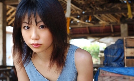 Японская модель Саки Ниномия обнажает свой волосатый куст после посещения рынка