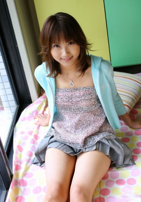 Симпатичная японка Харука Моримура раздевается после экшена под юбкой