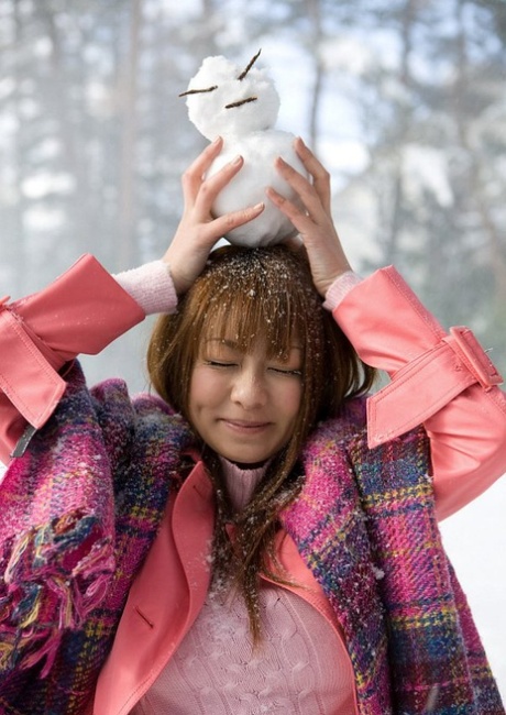 Adorable Japanese teen Minor poses naked on bed in the Winter