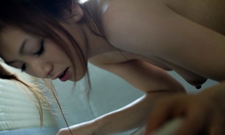 Японка Эми Харуказе показывает длинные соски после душа
