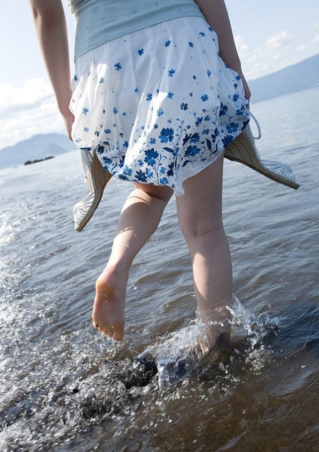 Молодая японка Саки Кото выставляет напоказ свои сиськи и задницу на пляже