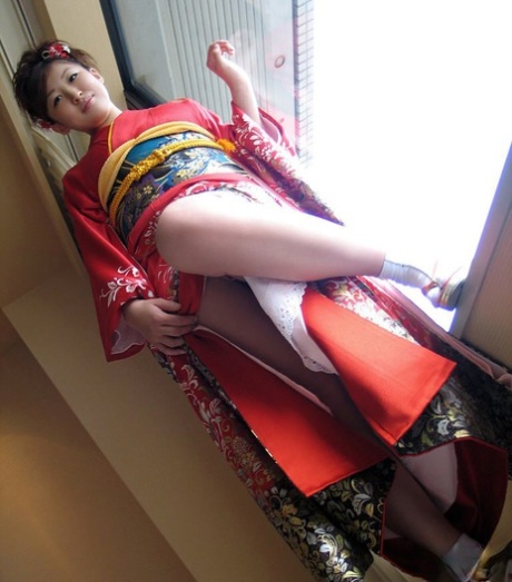 Japanese teen doffs traditional clothing before a facial cumshot and showering