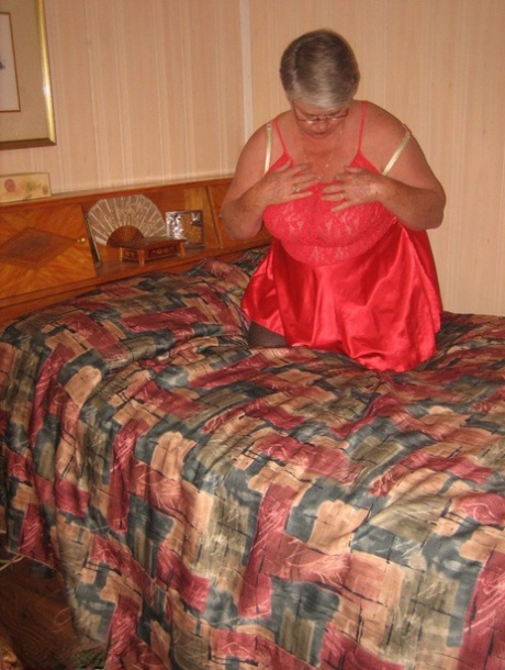 The fat girdle Goddess takes care of her pussy after stripping and wearing clothes to bed.