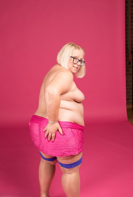 The models of Lexie Cummings, who are blonde and fatty, don glasses and stockings without getting dressed.